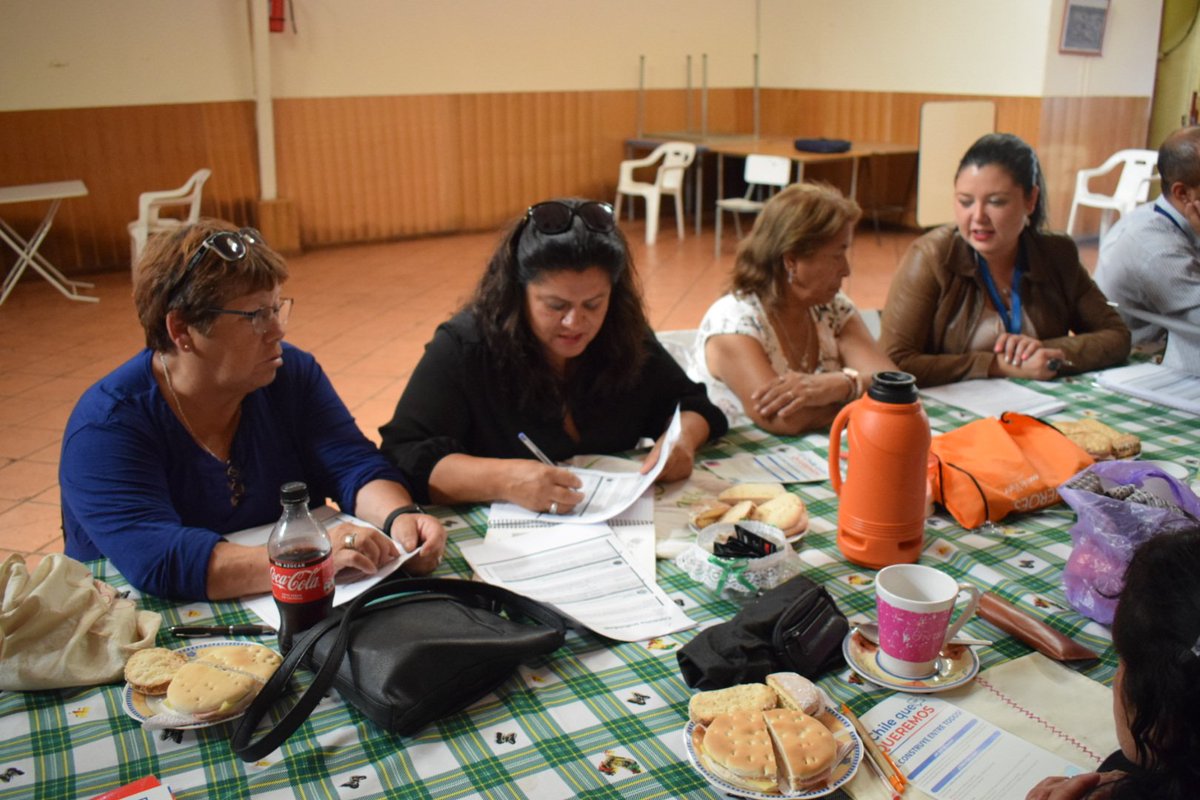 MDSValparaiso's tweet photo. Buenas tardes, estamos en la sede de la Unión Vecinal El Esfuerzo de #ViñaDelMar junto a las integrantes del club de adultos mayores El Alma de Forestal, realizando un interesante #DialogoCiudadano que busca aportar a construir #ElChileQueQueremos https://t.co/LsTaczTfcM