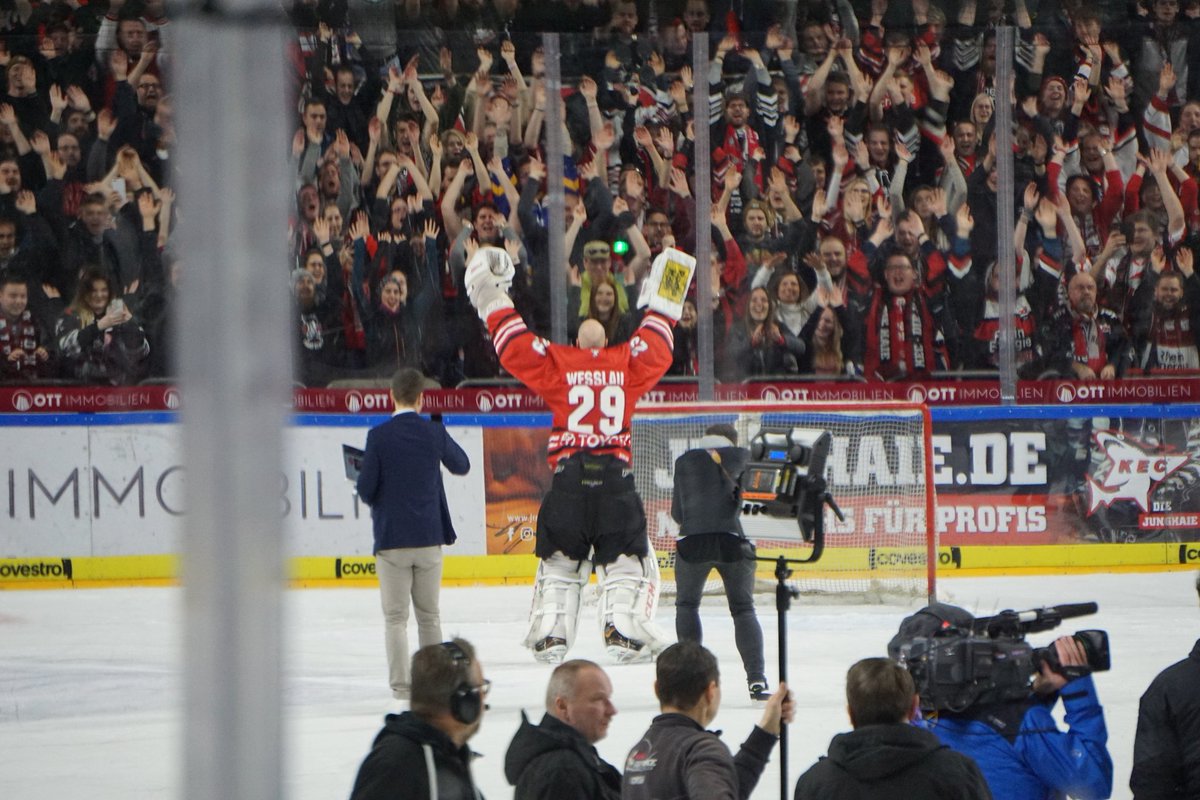 funsharks05's tweet photo. Im letzten Drittel hat man die alten unsicheren Haie gesehen wo die Pässe auch nicht so sauber geklappt haben und die Eisbären schoßen 3 Tore und glichen 2x aus aber dann erkämpften die Haie sich zurück und gewinnen 5:3 im letzten Haimspiel #koelner_haie_72 #eisbaeren_b #haielive https://t.co/fXZk0Yv6yz
