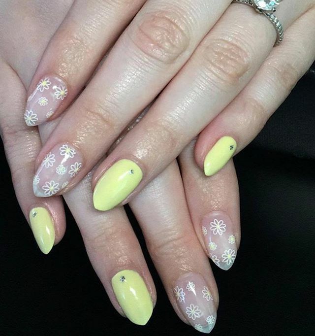 Nailstyletweets's tweet photo. Who else is ready for #springflowers? ⠀
⠀
@B_polished shares her #daisy inspired #naildesign on #Bangstyle ⠀
⠀
#springtime #spring2020 #nails4yummies #nailsnailsnails #handpainted #freehand #nudenails #naturalnails https://t.co/IWaJwsnrtM https://t.co/OivUJBT1oM