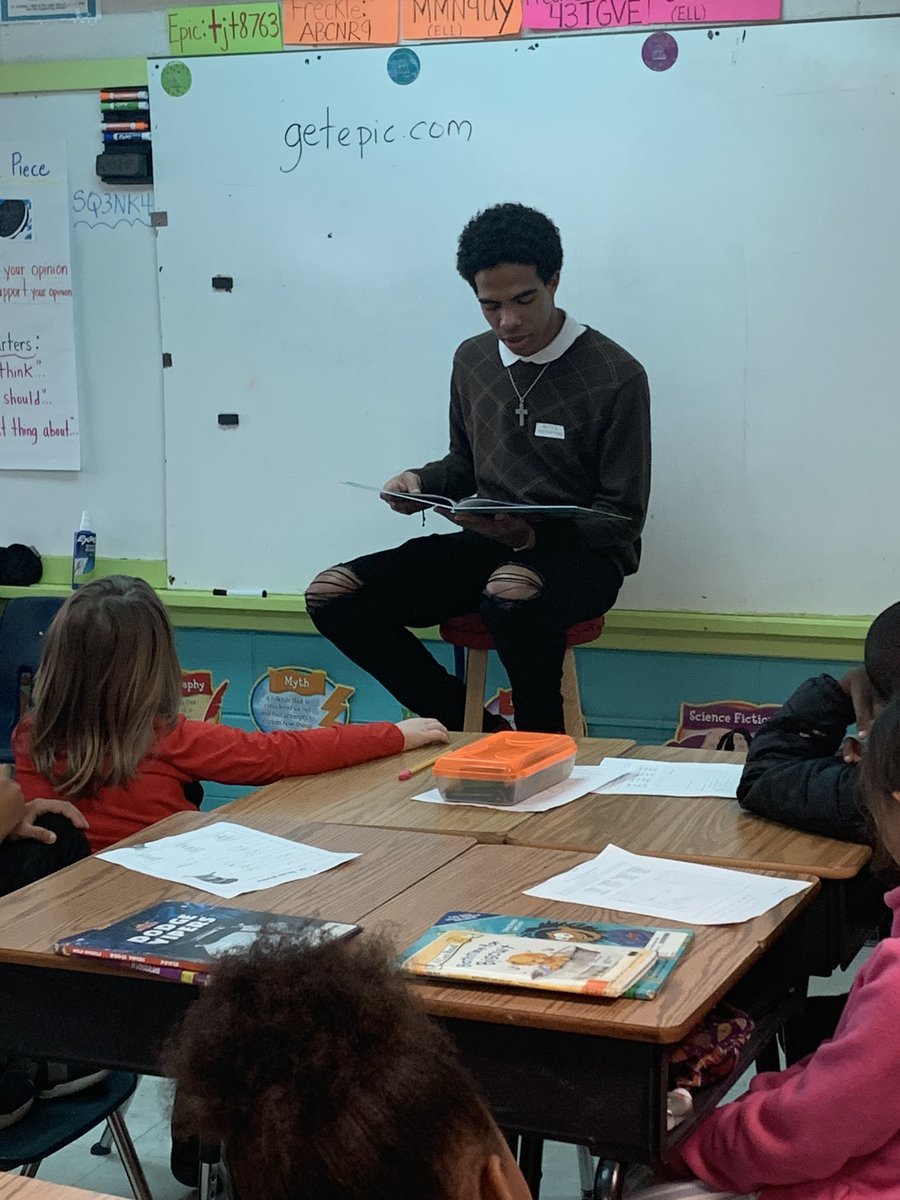 WindsorForestES's tweet photo. Thank you to our special guest readers from @wfhscastle for helping us culminate #ReadAcrossAmerica2020!!! We are #OneWindsor! @SCCPSS https://t.co/gEOjDrwp83