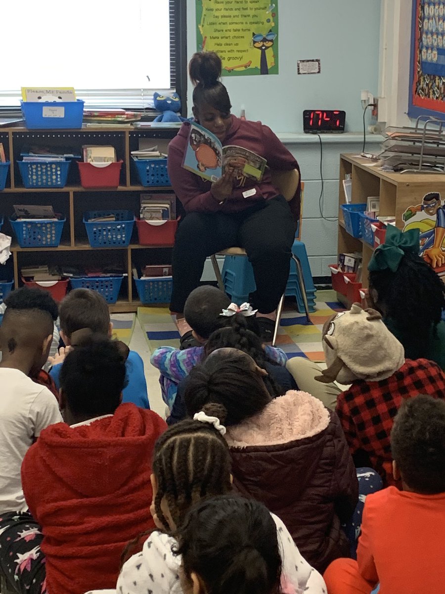 WindsorForestES's tweet photo. Thank you to our special guest readers from @wfhscastle for helping us culminate #ReadAcrossAmerica2020!!! We are #OneWindsor! @SCCPSS https://t.co/gEOjDrwp83