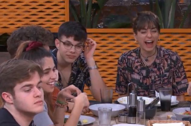 01Gon's tweet photo. Sam: a mi en febrero no me bajo la regla, ostia si estamos a marzo 

Cara de flavio:

MAIALEN VA A SER TIA DOS VECES. #OTDirecto6M #OTDirecto7M  #HoyMariaEscarmiento https://t.co/kBbpgxmtPu