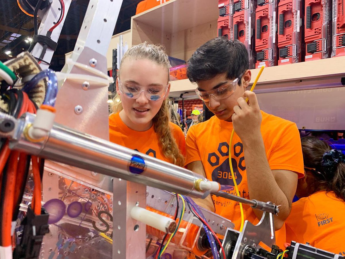 team3061's tweet photo. Day 1 of Midwest has been incredible! From talking to judges to a 3-robot climb, and from Chairman’s and Dean’s List interviews to great teamwork in our pit, the Huskies are so excited for the rest of this weekend! Best of luck to all the amazing teams here! #FRCMWR 🤖🚀 https://t.co/C7SQrZHWyj