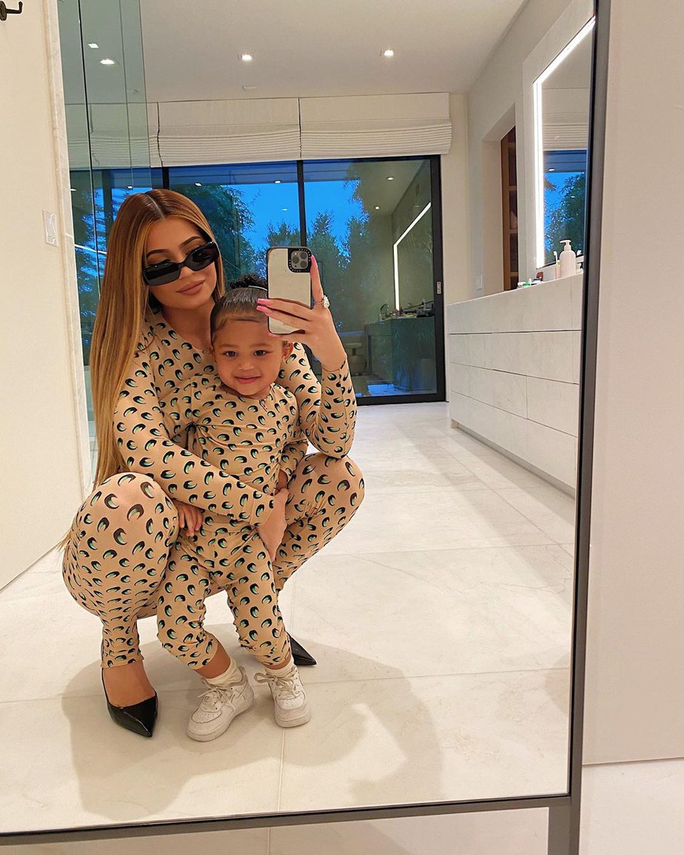 KylieJenner's tweet photo. my mini 🤍🤍 https://t.co/M3lNBQFQLb