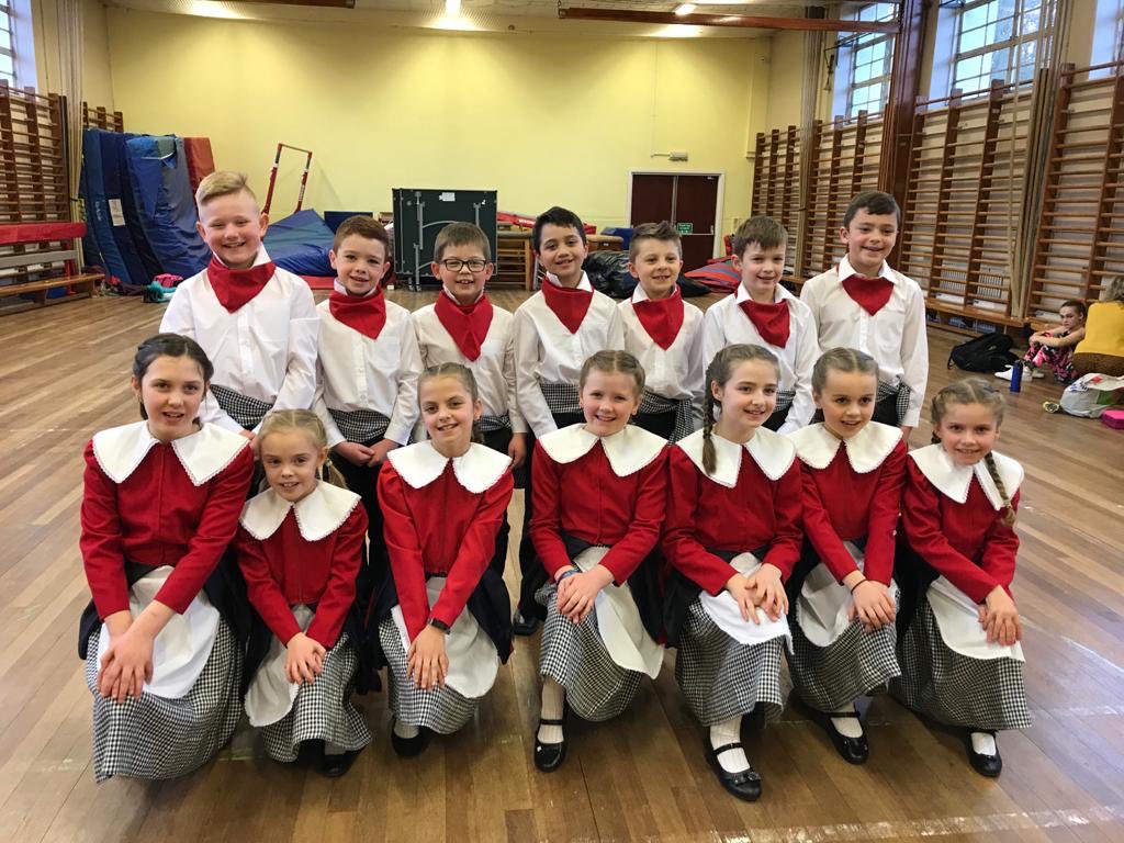 Llongyfarchiadau MAWR i bawb a fu’n cystadlu yng nghystadleuaeth dawnsio’r Urdd heno. Noson lwyddiannus iawn.
🥇Dawns Werin Dan 10
🥇Dawns Werin Dan 12
🥇Dawns greadigol
Roedd y grŵp hip hop a’r unigolion yn wych hefyd 🙌