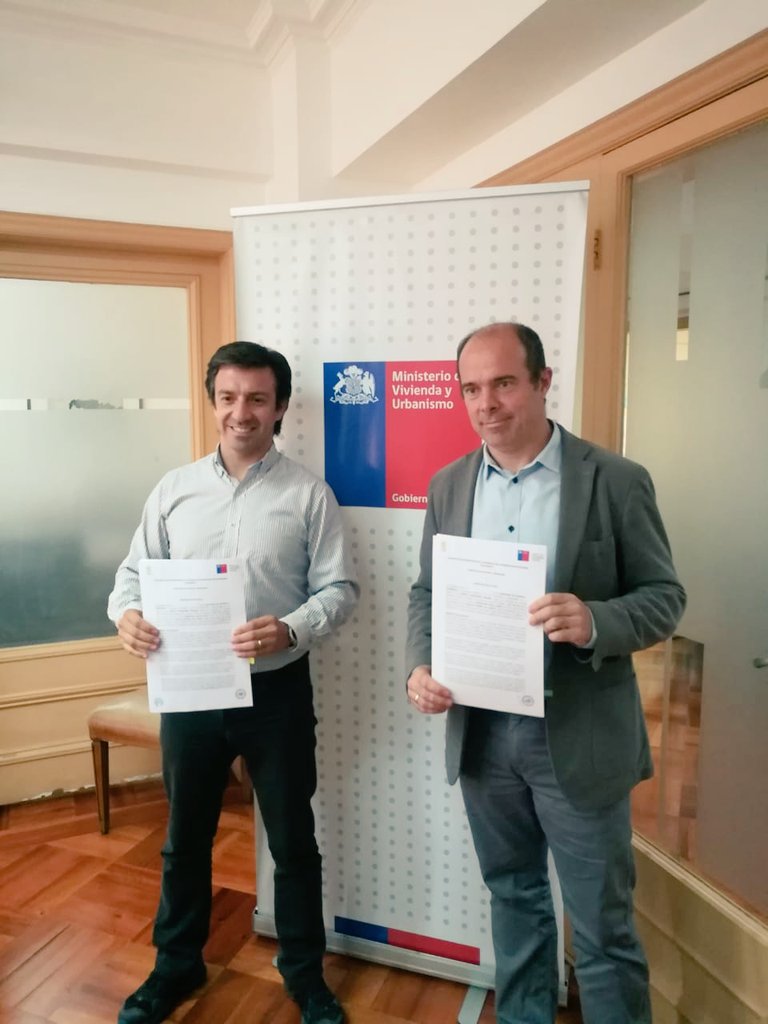 HuellaLocal's tweet photo. ¡Hoy firmamos un convenio de colaboración con el @Minvu! Nuestro Director Ejecutivo, @VialGonzalo y el subsecretario @GuilleRolandoV oficializaron la alianza para aportar en el programa "Pequeñas Localidades, Lugares que Crecen", cuyo 1er piloto será en la comuna de #Ollagüe. 💪🏼 https://t.co/JILTYfL2bb
