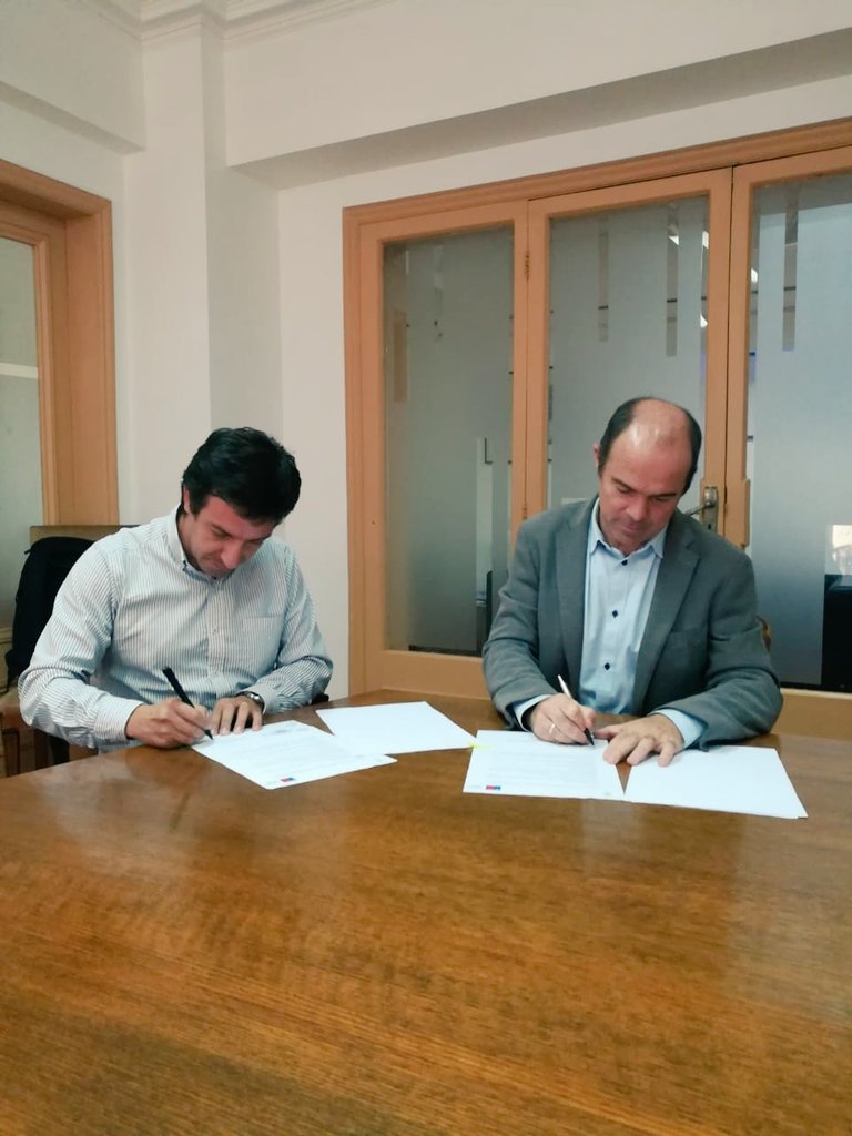 HuellaLocal's tweet photo. ¡Hoy firmamos un convenio de colaboración con el @Minvu! Nuestro Director Ejecutivo, @VialGonzalo y el subsecretario @GuilleRolandoV oficializaron la alianza para aportar en el programa "Pequeñas Localidades, Lugares que Crecen", cuyo 1er piloto será en la comuna de #Ollagüe. 💪🏼 https://t.co/JILTYfL2bb