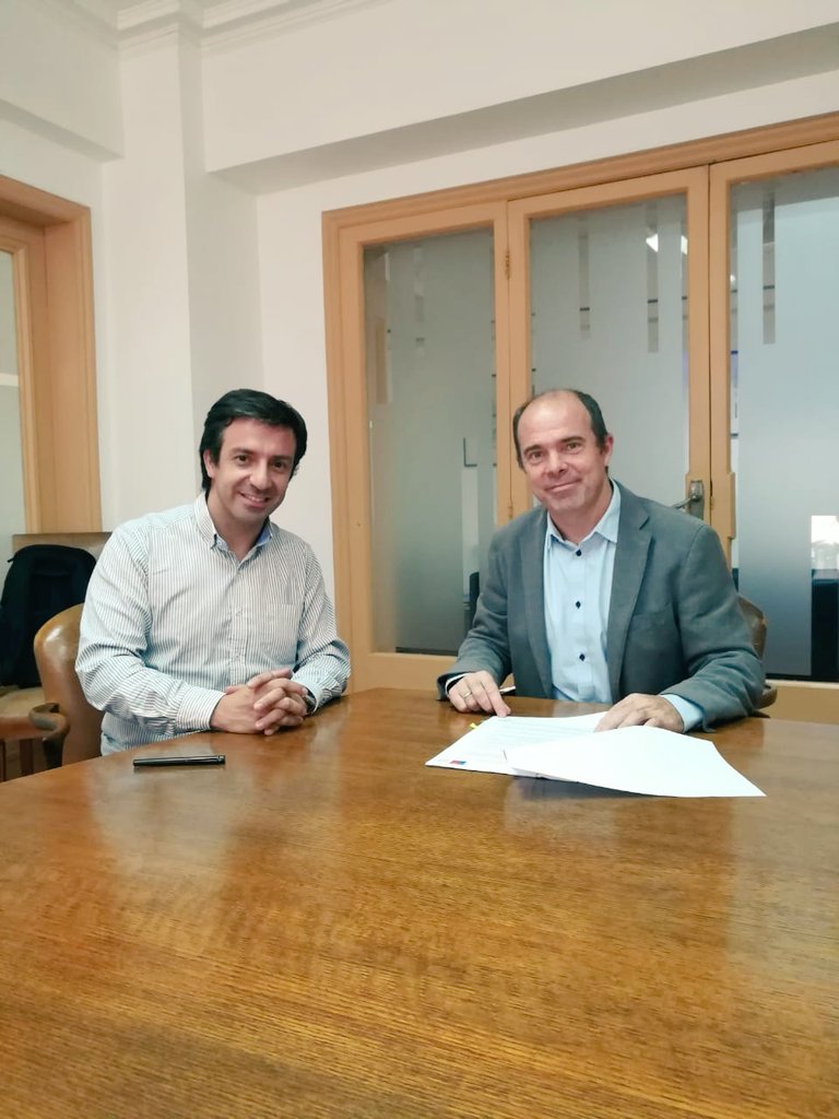 HuellaLocal's tweet photo. ¡Hoy firmamos un convenio de colaboración con el @Minvu! Nuestro Director Ejecutivo, @VialGonzalo y el subsecretario @GuilleRolandoV oficializaron la alianza para aportar en el programa "Pequeñas Localidades, Lugares que Crecen", cuyo 1er piloto será en la comuna de #Ollagüe. 💪🏼 https://t.co/JILTYfL2bb