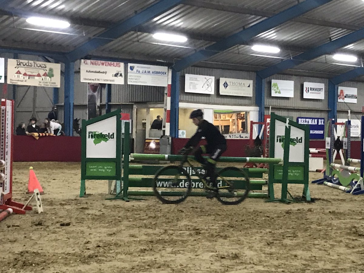 FrankGlaubitz's tweet image. avondje teamsporten tussen de paarden 💪 met ons #teamR4D 🚴‍♂️ tijdens 🐎#hotra2020 opbrengst 💰 voor @Duchenne_Heroes @duchennepp