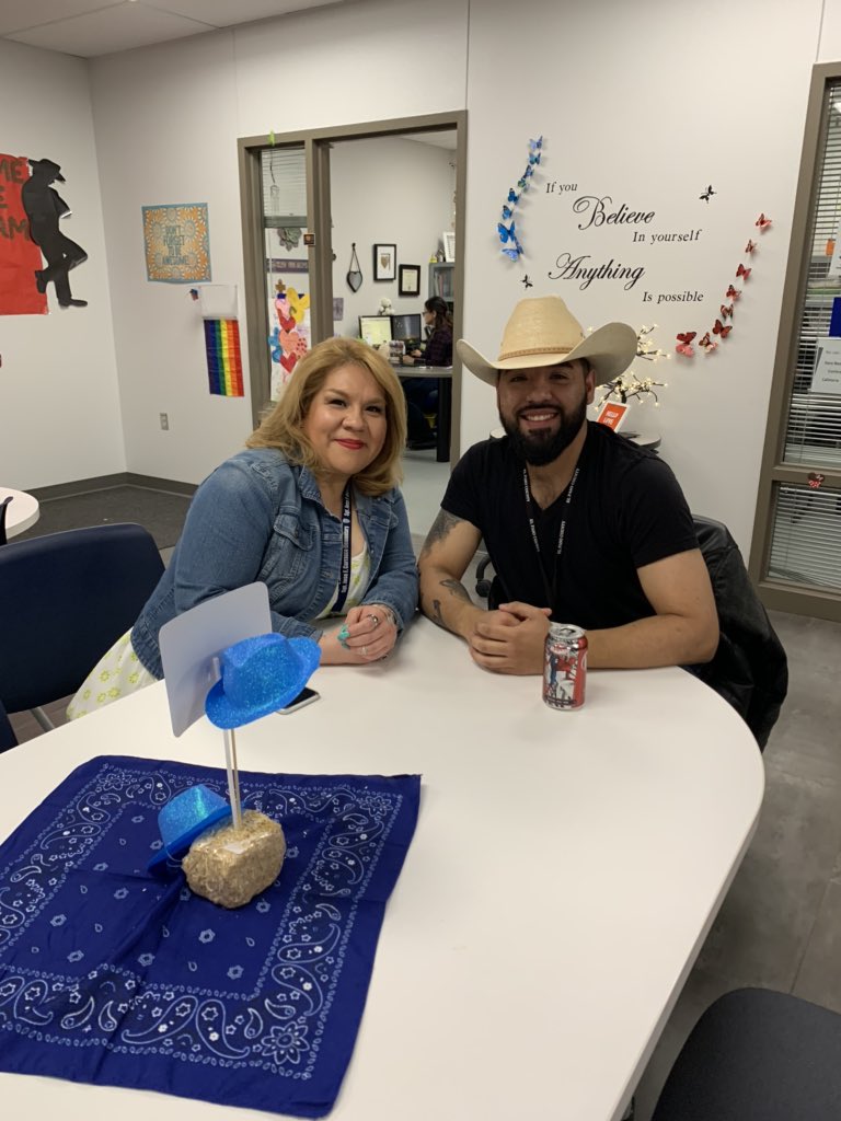 JMadrid_YISD's tweet photo. BBQ pulled pork and all the fixin’s for Western Day luncheon. Thank you faculty and staff for all you do! #BuffaloBUS #TeamSISD https://t.co/SfrkuNy3R0