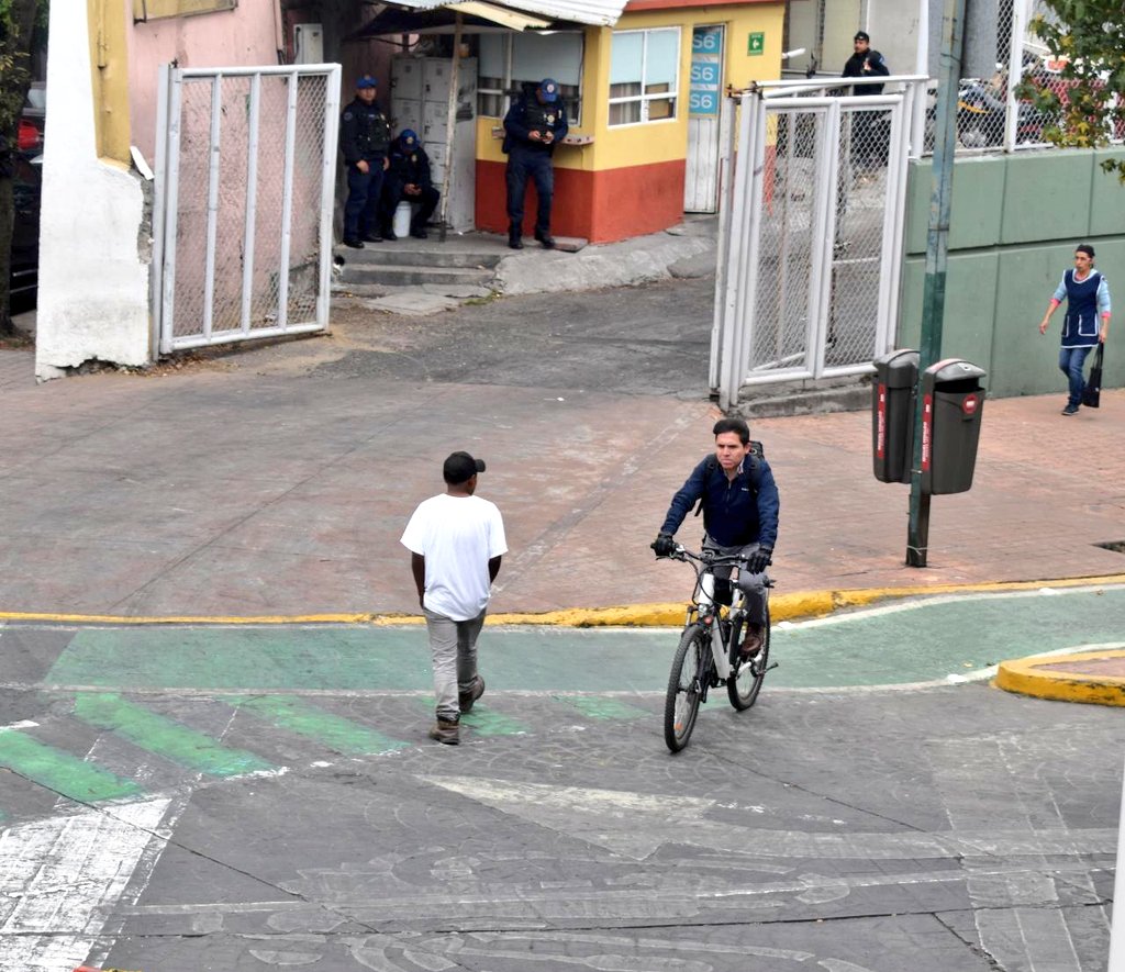 RaulParedesP's tweet photo. Los viernes el personal de @AlcaldiaMHmx usa transporte público, se sube a la bici o patines, camina. Nuestro planeta lo pide, démosle un respiro al planeta. #YoMeBajoDelAuto #ViernesSinAutoMH https://t.co/0DYmqmEvD5