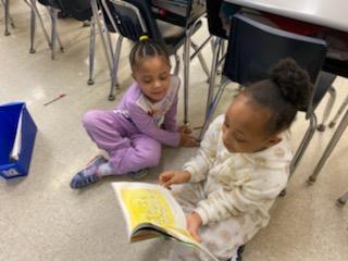 KrosalesL's tweet photo. Readers never stop dreaming😇 Pajama day at Flossmoor Hills🎉🎉 @FlossmoorHills @d161supe https://t.co/3cex65Tifb