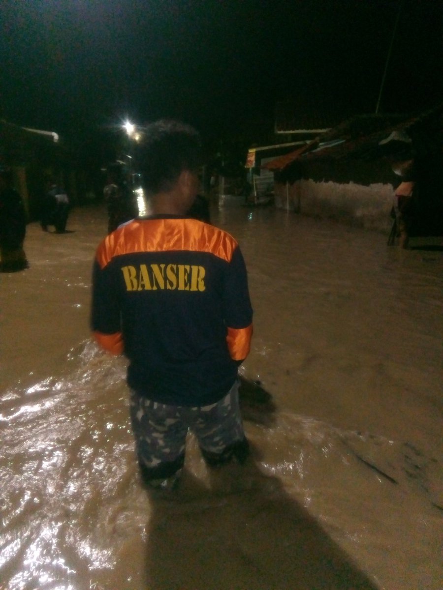 danimaksudi1's tweet photo. satkoryon banser kec, susukan sedang membantu meng evakuasi korban terdampak banjir di desa gintung lor, susukan, cirebon. banyak warga yang rumahnya terdapak banjir yang di akibatkan luapan kali gintung. @AnsorCrb  @NuCirebon @UjangBustomi https://t.co/5XaBB3CWf2