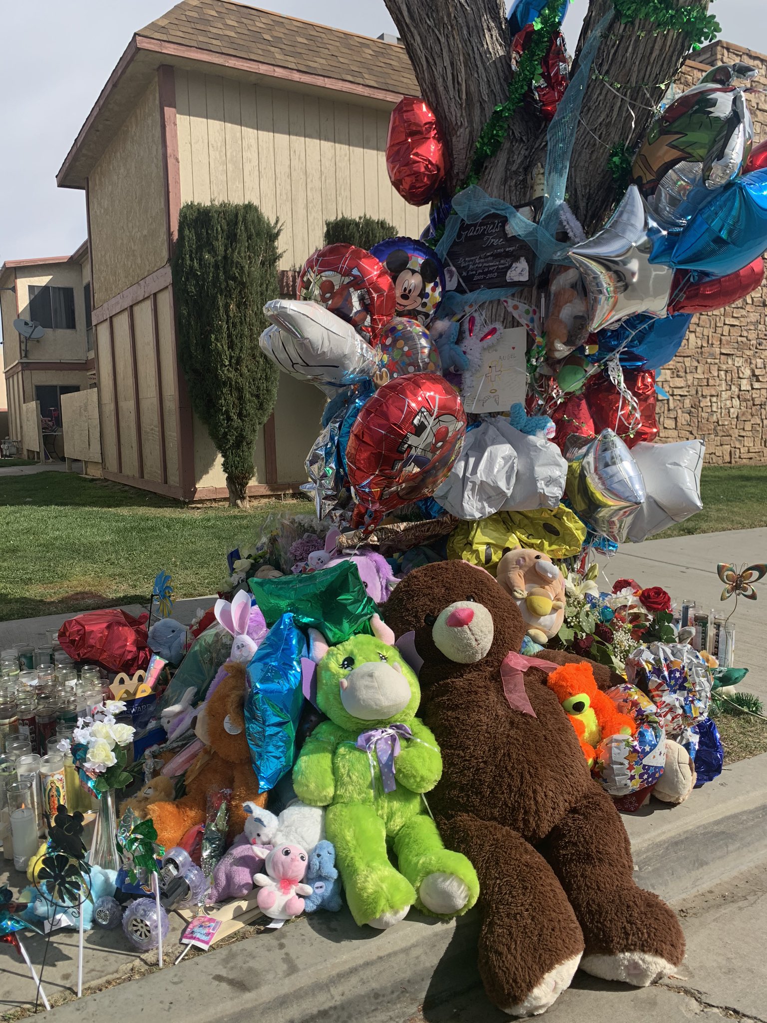 Kennedy Gabriel Fernandez Memorial And Gabriel S Tree Outside His Apartments Still Can T Believe Some Shit Like This Could Happen Here And Not Only Once Justiceforgabriel Trialsofgabrielfernandez T Co Bwzgnychr0 Twitter