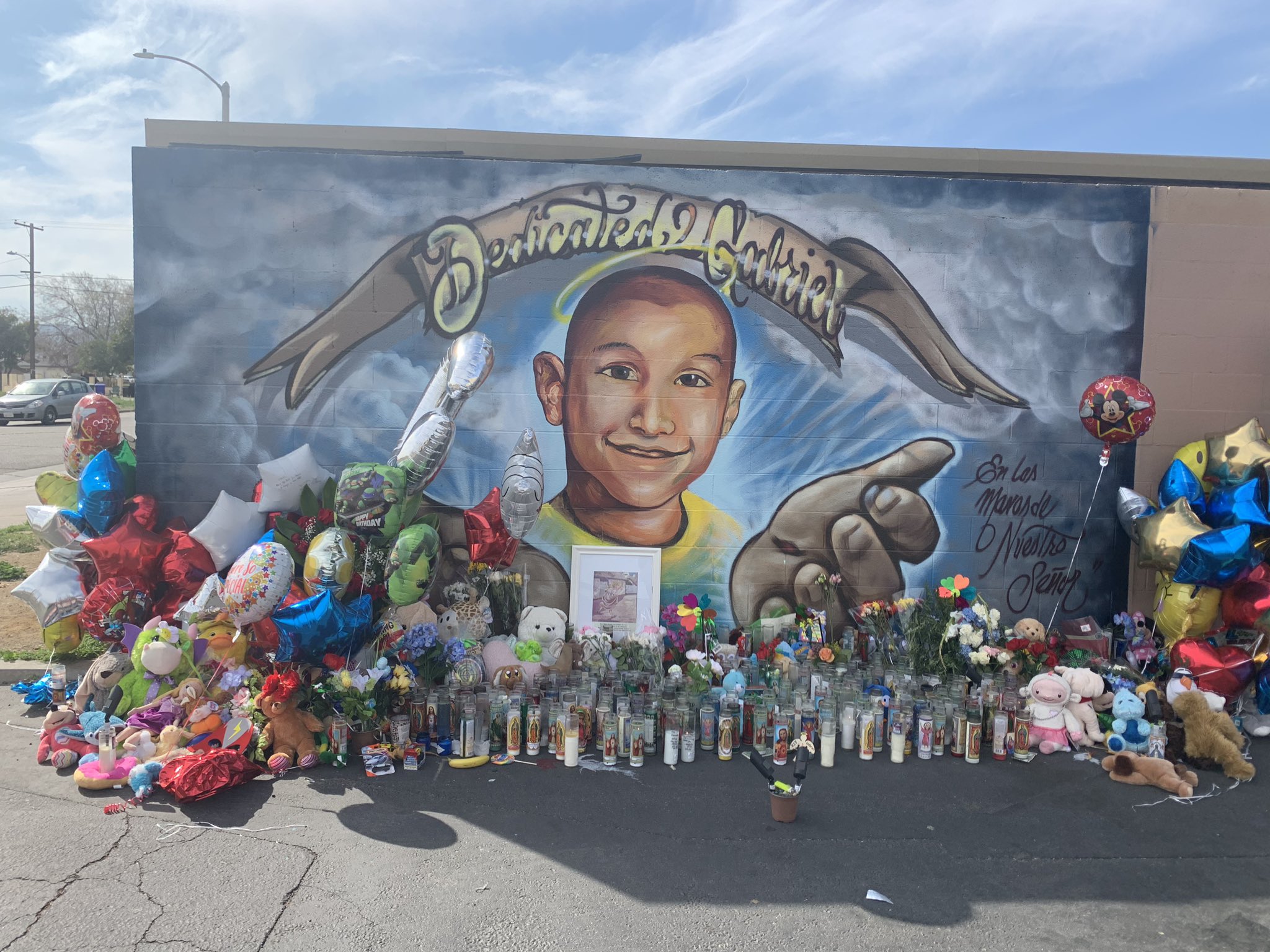 Kennedy Gabriel Fernandez Memorial And Gabriel S Tree Outside His Apartments Still Can T Believe Some Shit Like This Could Happen Here And Not Only Once Justiceforgabriel Trialsofgabrielfernandez T Co Bwzgnychr0 Twitter