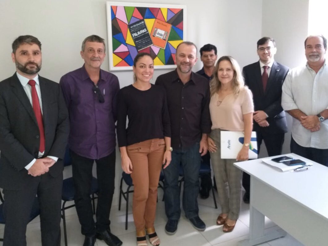 Em reunião na manhã desta sexta-feira (6), o deputado federal Helder Salomão (PT-ES), mostrou-se engajado em relação aos temas afetos à Advocacia Pública e garantiu apoio em defesa das carreiras. Na oportunidade, o parlamentar assinou a ficha para integrar a Frente Parlamentar.