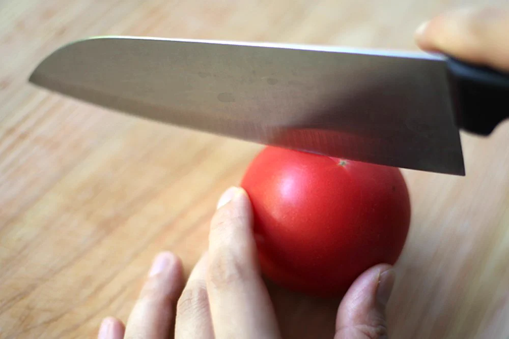 これを知っておくと便利！トマトの断面が綺麗に切れる簡単な裏技。