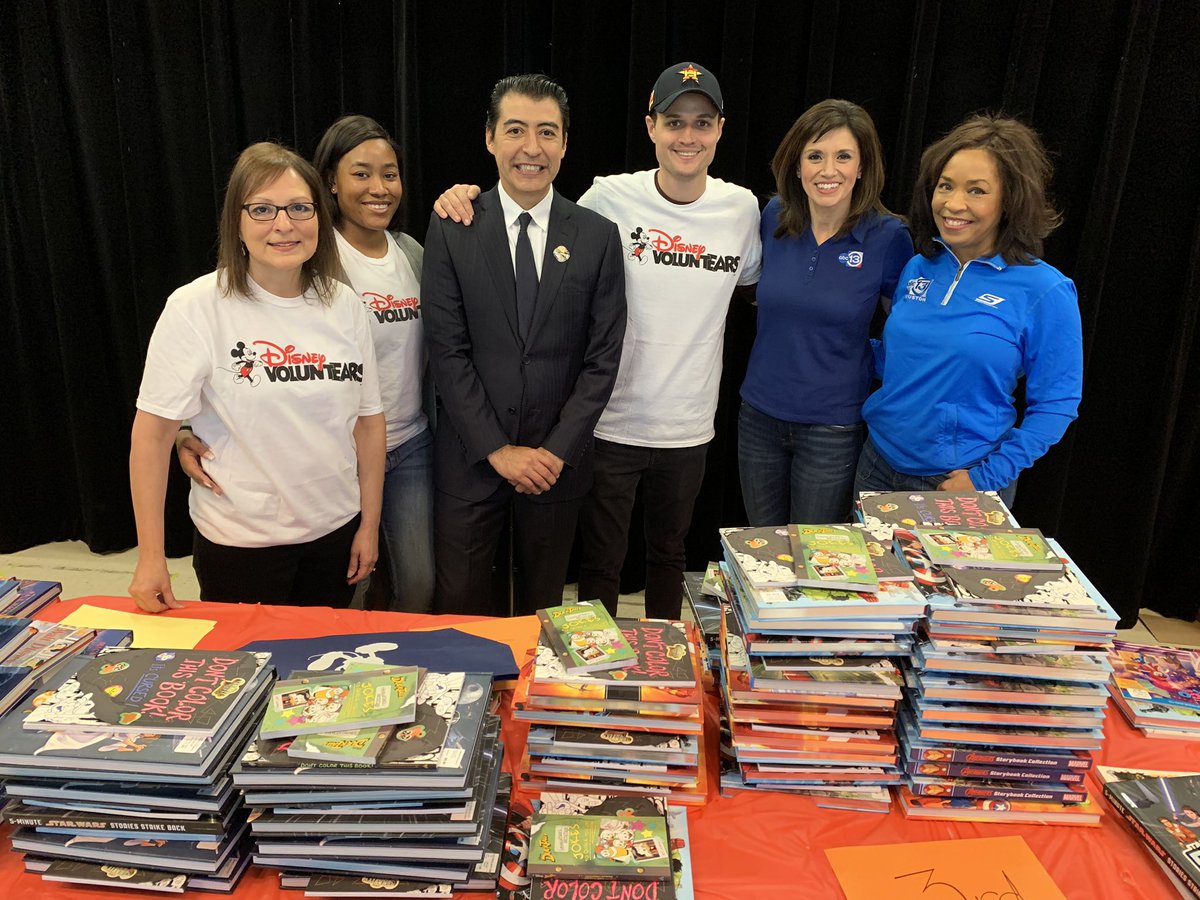 abc13houston's tweet photo. BOOKS ARE MAGICAL! To celebrate #MagicOfStorytelling, ABC13 and @disney surprised @HoustonISD @parkplacees with 10,000 books to help each student build his or her own home library! @NASA astronaut @JonnyKimUSA told students books are OUT OF THIS WORLD! 📚https://t.co/XwyaWu9zqZ https://t.co/KwRHXA6Hf8