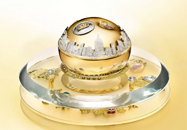 UniversoSugar's tweet photo. De um batom, de 285 mil dólares a um perfume em uma embalagem de cristal. 

Confira o levantamento dos sete cosméticos mais caros do mundo, no blog do Universo Sugar:
https://t.co/7ioWYedfxj https://t.co/f6EvLy0u3I