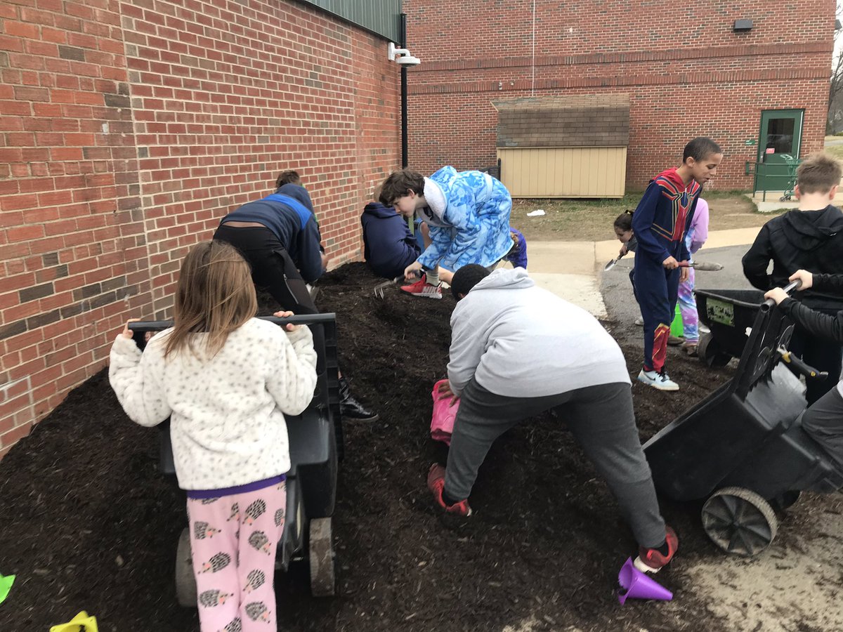 Marycharlton8's tweet photo. These classes helped move our mulch in to the garden! #muscles #springmulching @StratfordLndgES @slespta @MsMarSLES @MrsKruseSLES https://t.co/B5oFvVgO4Z