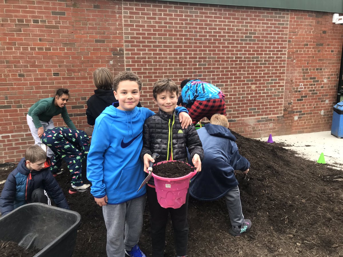 Marycharlton8's tweet photo. These classes helped move our mulch in to the garden! #muscles #springmulching @StratfordLndgES @slespta @MsMarSLES @MrsKruseSLES https://t.co/B5oFvVgO4Z