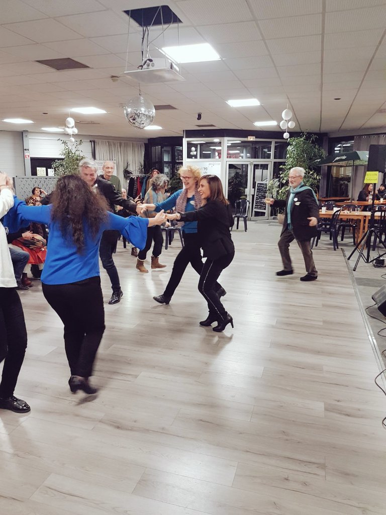 Solidheres_SMH's tweet photo. Fin de soirée en dansant pour le collectif #Solidheres https://t.co/y2jNe3wAfX