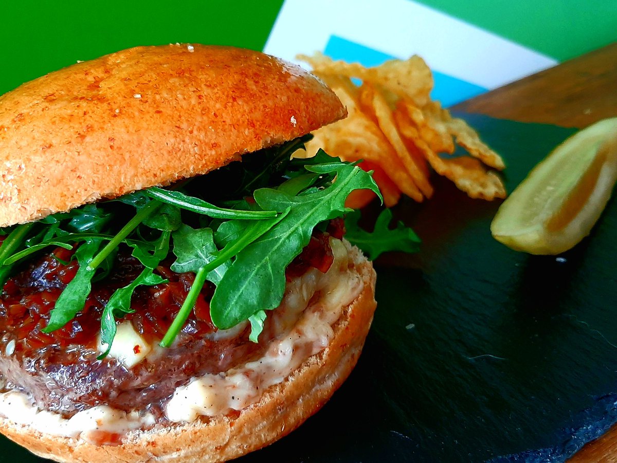 sunnycider_ca's tweet photo. Forget about cooking tonight, weβve got Eric in doing his mouthwatering burgers. Burgers and Cider. #burger #FridayFeeling #fridaymenu #realcider https://t.co/0BvPPEbDoL