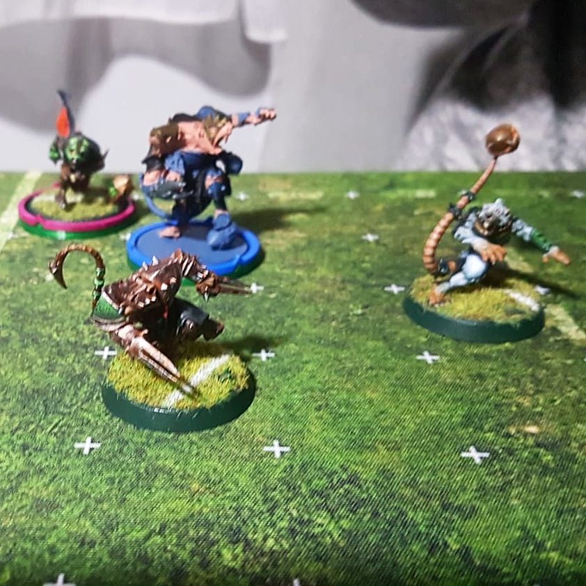 bowl_choco's tweet photo. Duro partido entre Herderedos de Chanfles Vs Gatos Encerrados, al final 3 a 3, reparto de puntos en un partido que ha durado mas que la peli "Lo que el viento se llevó". #BloodBowl #ChocoLeague #Huelva @afrandamoyo https://t.co/6giGM9QKzj