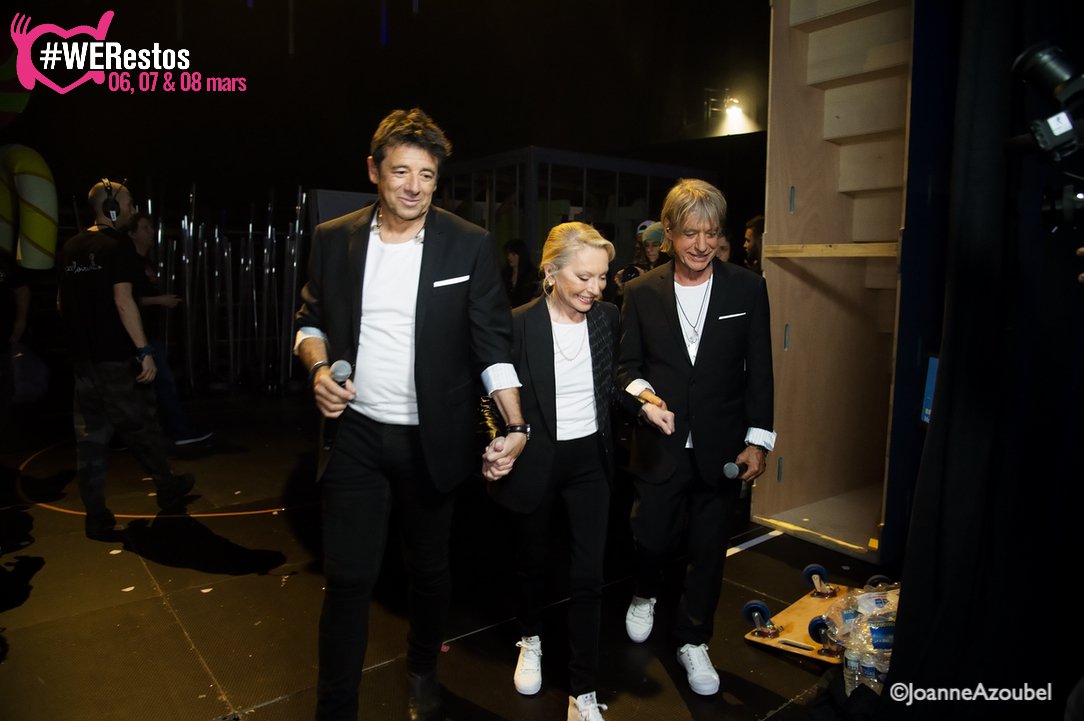 enfoires's tweet photo. .@PatrickBruelOff et @Aubertofficiel raccompagnent @SansonOfficiel après cet émouvant tableau #Enfoires2020 #WERestos https://t.co/9m7QQstaEC