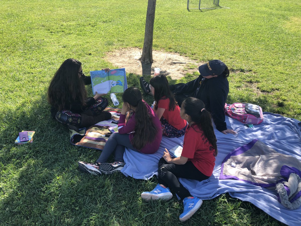 KyleCRuggles's tweet photo. Great finish to #ReadAcrossAmericaWeek with students, parents, teachers Reading on the Green. ⁦@AlamosaPark⁩ https://t.co/MY0juJFWer
