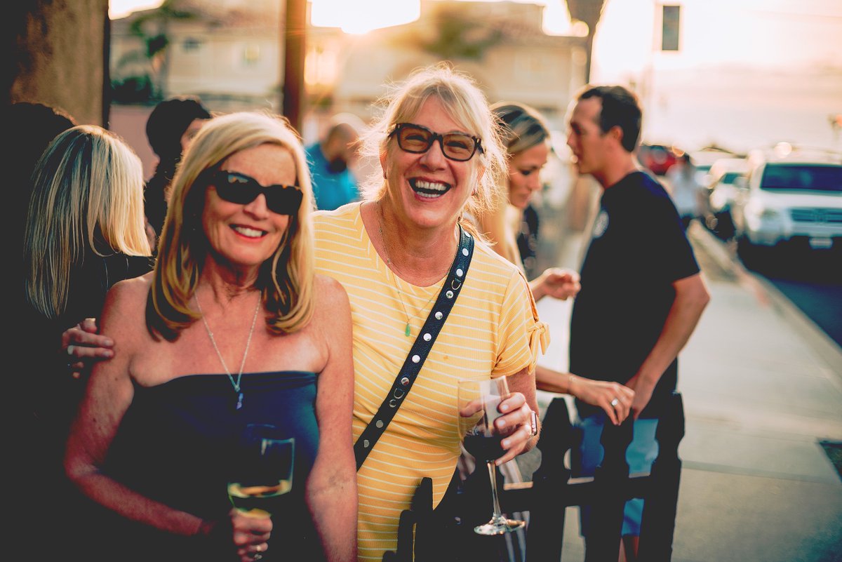 HT_Grill's tweet image. ⁞⁝✦⁞⁚𖣊⁚⁞✦⁝⁞  😘❤️ $20 Riviera Village 1st Fridays deal today: 3 DRINKS &amp;amp; 1/2 PRICE APPETIZER DEAL @hennesseys_redondobeach @ht_grill_bistro @rebelrepublic.sh *Street closure on S Catalina between Avenida Del Norte &amp;amp; Vista Del Mar ☙𒁯➶💋🥂➶𒁯❧ || 📸 @_kylemunson