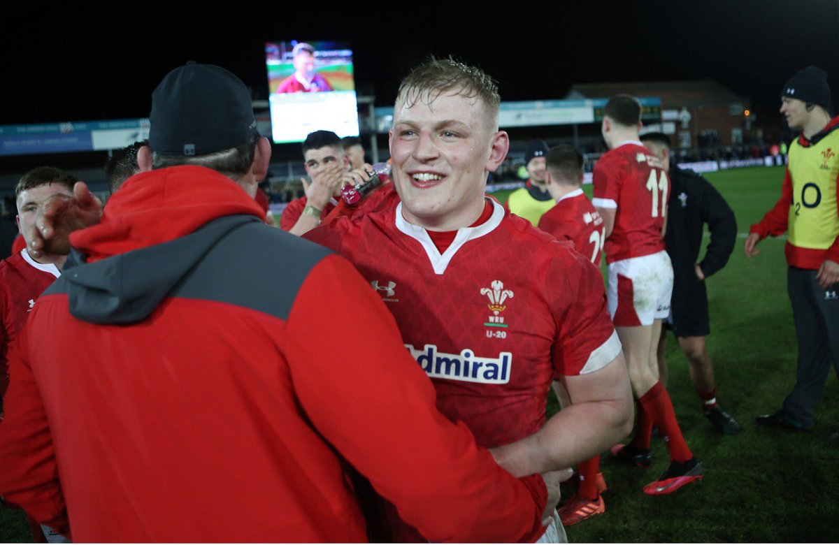 WelshRugbyUnion's tweet photo. How to get the weekend off to a flier 👍 https://t.co/k5KsPSzE1M