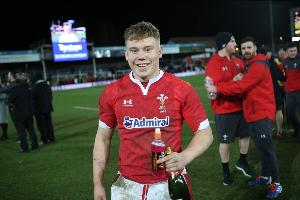 WelshRugbyUnion's tweet photo. How to get the weekend off to a flier 👍 https://t.co/k5KsPSzE1M