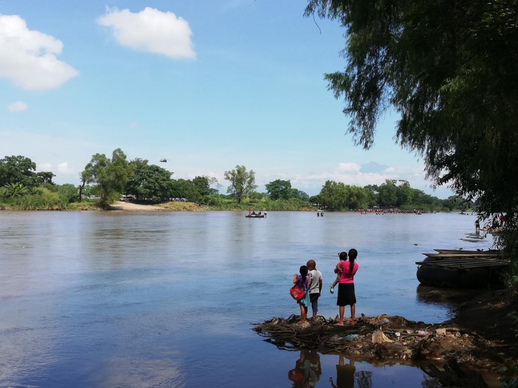 CICR_DRMX's tweet photo. Miles de mujeres y niños cruzan el río Suchiate, que divide a #Guatemala y a #México, para poder tener una vida mejor. Son particularmente vulnerables a las consecuencias humanitarias de la ruta migratoria, por lo que nos preocupamos por atender sus necesidades. https://t.co/L5rbsiGr8X