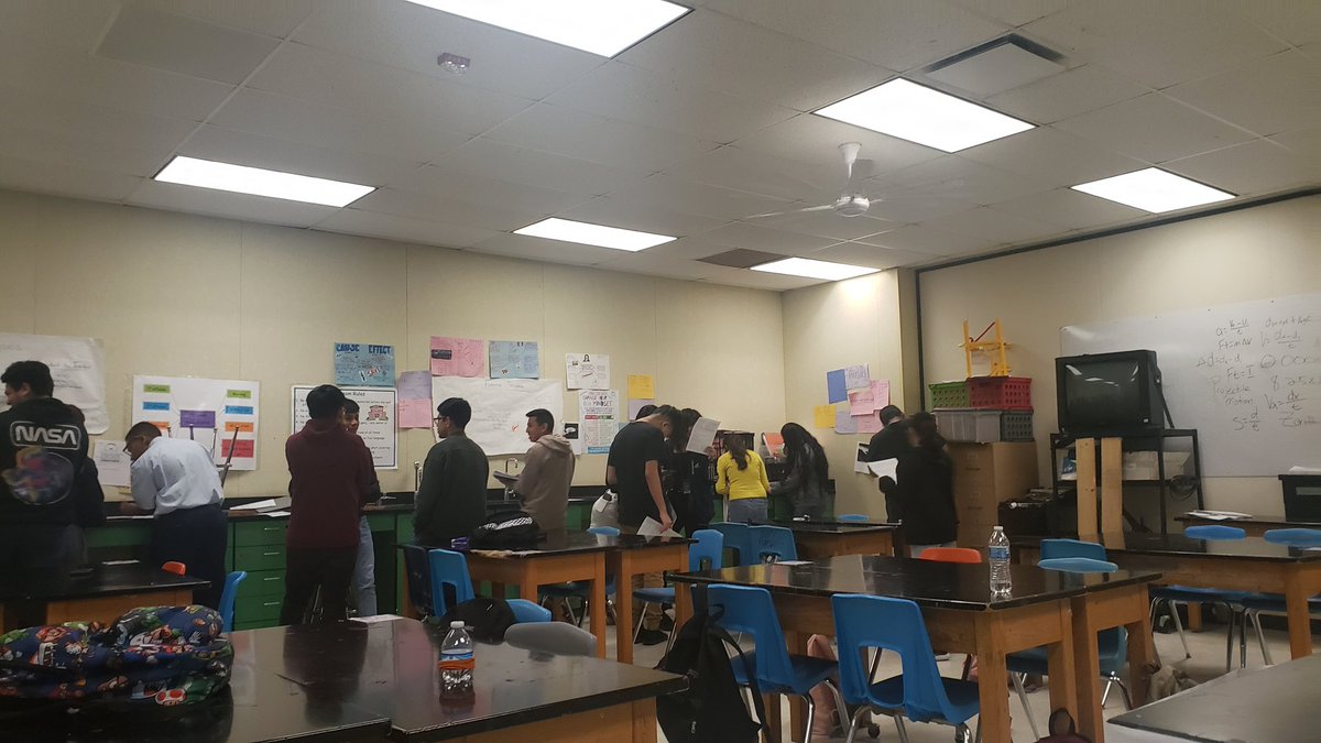 Science4R's tweet photo. Physics take a gallery walk to better understand heat transfer. 
#ShowUsYourABL #AliefABL #elsikhs #physics @ElsikHighSchool @AliefScience @AliefABL https://t.co/AbhE26Qc5Z