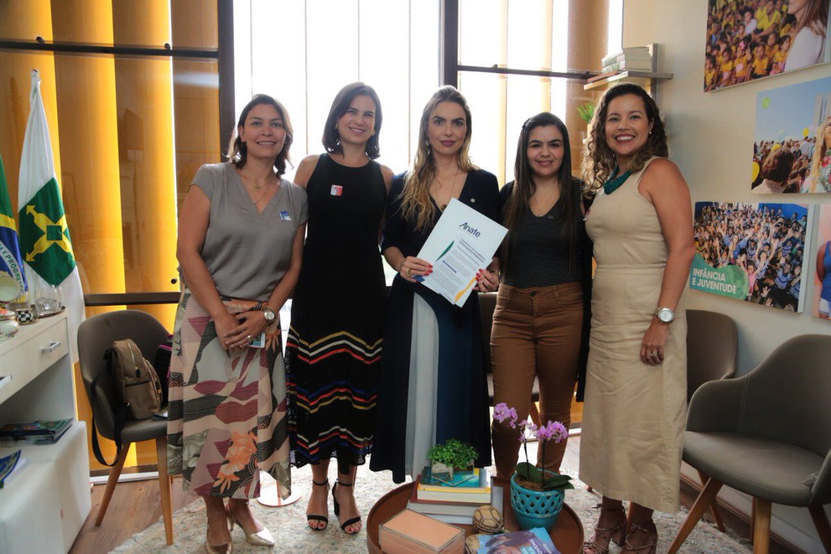 Nessa quinta-feira (5), integrantes do Movimento Nacional pela Advocacia Pública estiveram reunidas com a deputada federal Paula Belmonte (Cidadania-DF). Após ouvir sobre os principais pleitos das carreiras, a parlamentar manifestou apoio.  

#advogadospúblicos