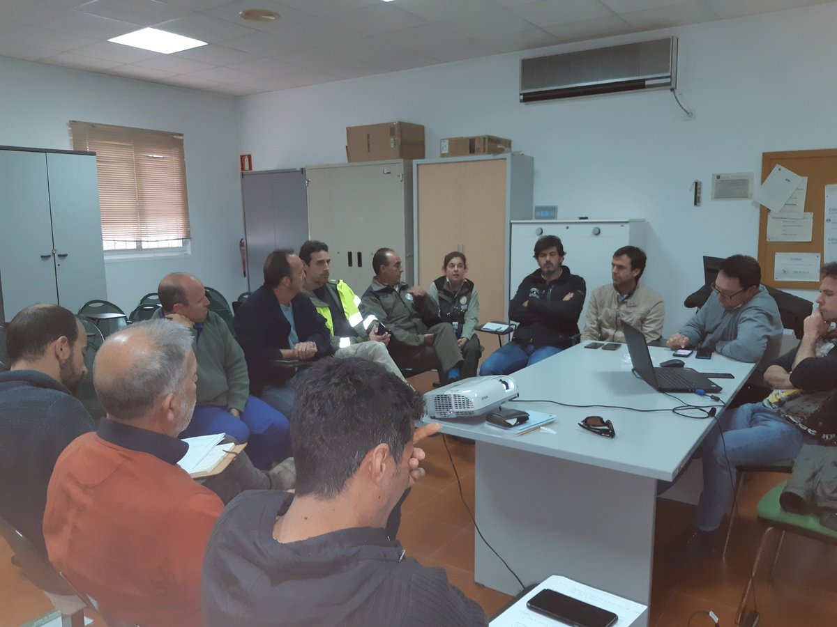 joangogu11's tweet photo. Importante reunión de análisis de las actuaciones en un incendio de un potencial de algo más de 7000 has que se quedo en 3. Enhorabuena al equipo por la actuación y por aprender de los errores. Todo un LUJO. https://t.co/efJCvuLoGL