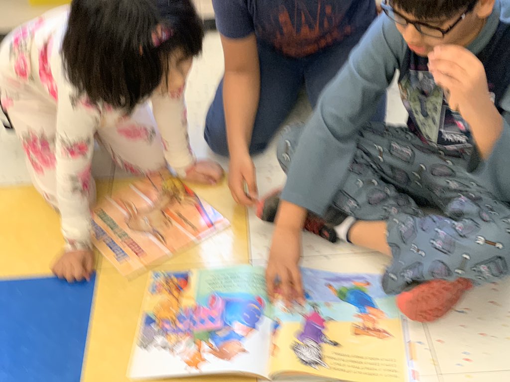 MissTunnell's tweet photo. Reading with our Kindergarten buddies today! @WoodbrookSchool https://t.co/Jw3tGYmgFy