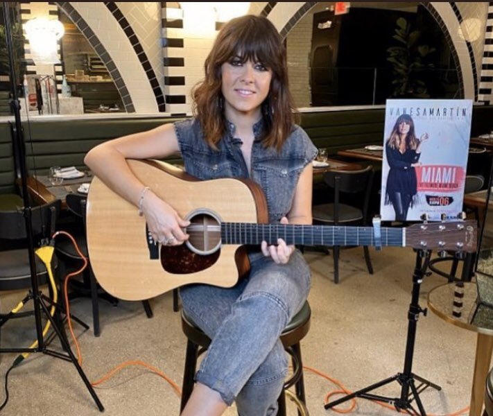 2103Lorna's tweet photo. Ahora @vanesamartin_ está cantando por primera vez en #Miami #QueSeEntere todo el mundo que Ella llega a Estados Unidos a inundar con “su Magia”, su arte, su música... y de seguro, a robarles el ❤️#TodasLasMujeresQueHabitanEnMi #VanesaMartinEnMiami @WarnerMusicES 👌👏👏🌺🍀💕 https://t.co/X146f6GThV