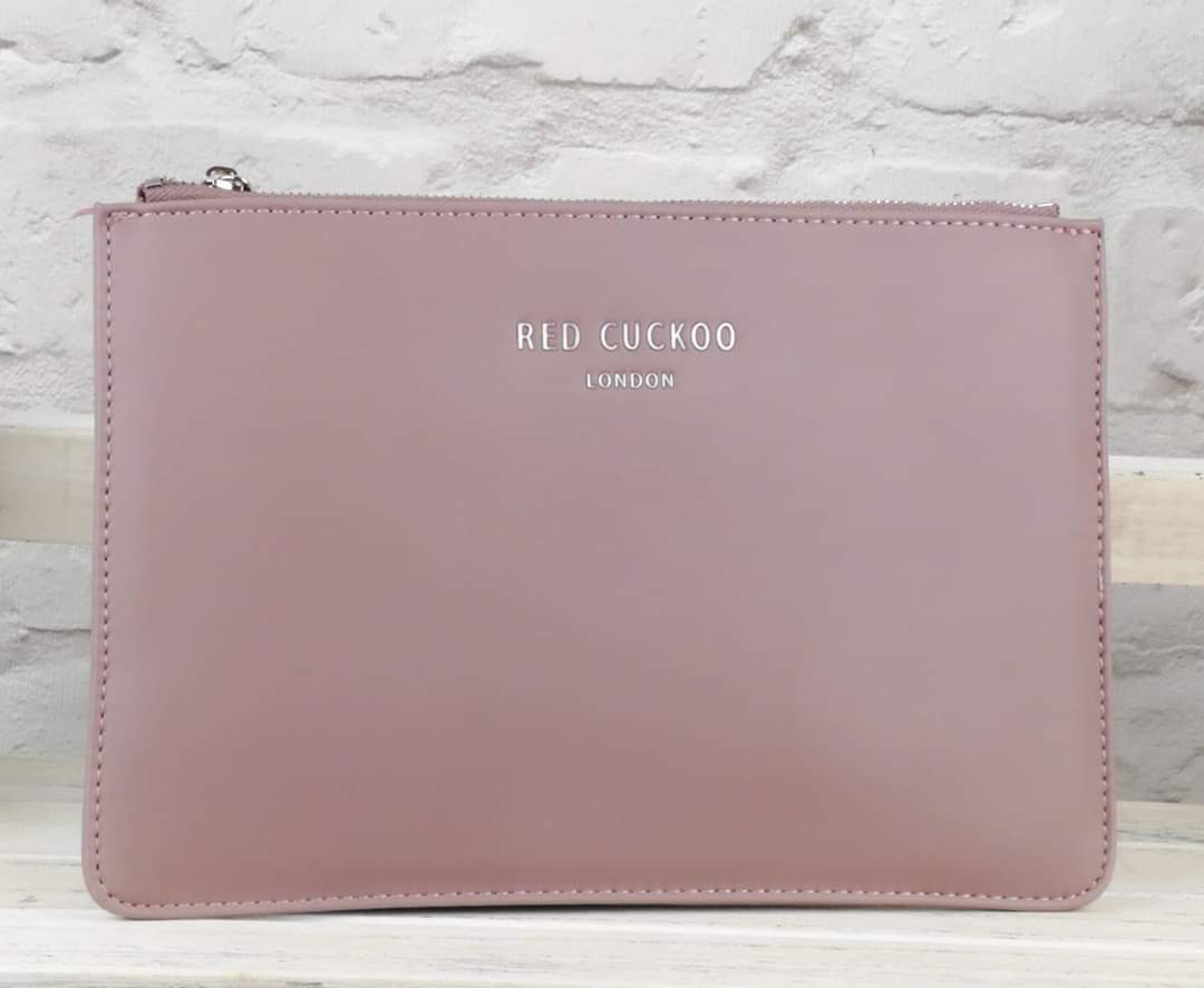 BohoRose66's tweet photo. Step into #Spring with a simple clutch 🥰 Available in Hot Pink, Dusky Purple, Misty Grey, Gold &amp; Blush Pink. #BohoRose favourite #RedCuckoo is designed in the UK, ethically produced &amp; 100% vegan &amp; at only £17 what's not to love https://t.co/L1g5frfBX1 🌹 #Freepostage https://t.co/yJ6fTncjS3
