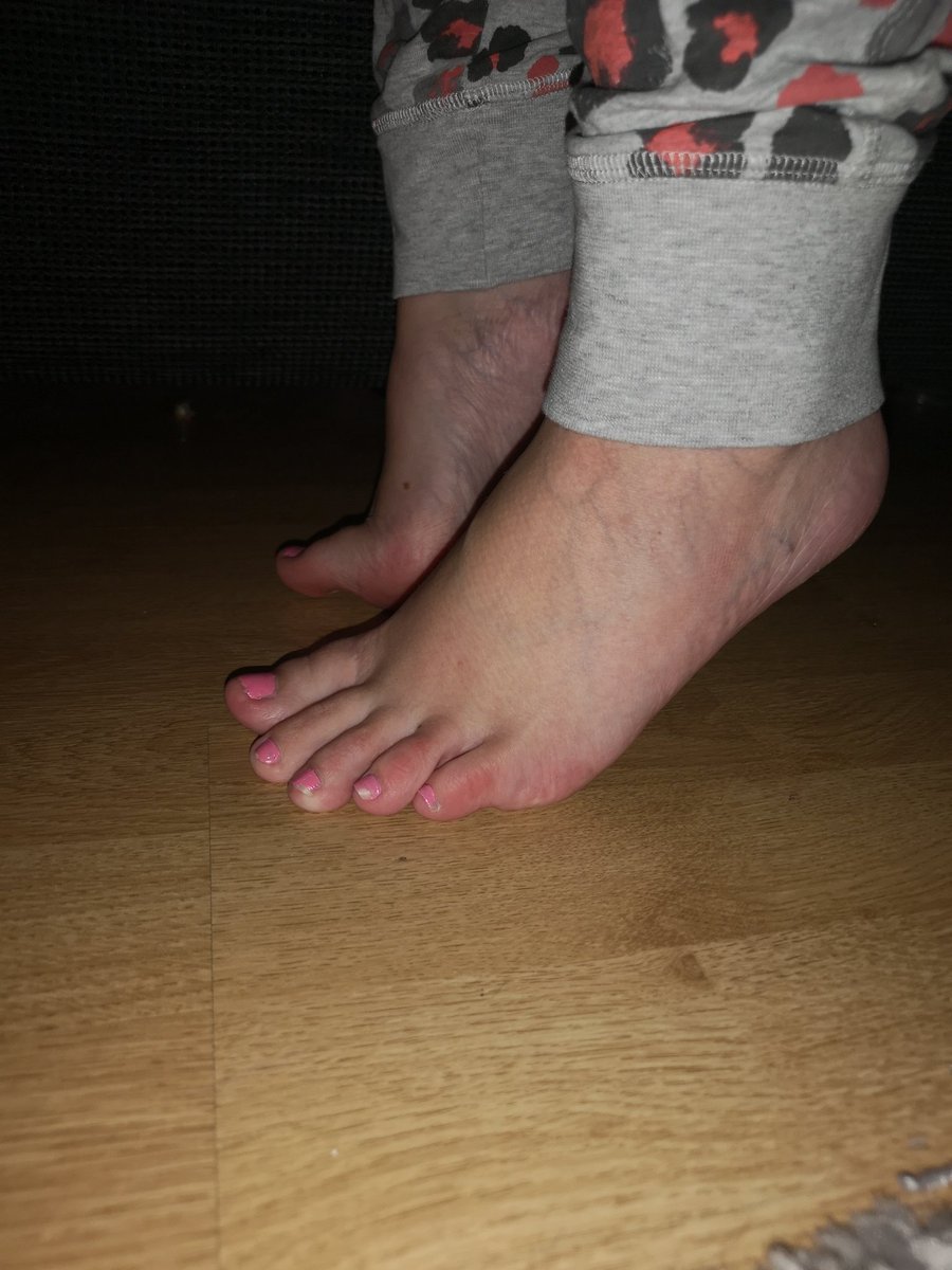 FootQueen91's tweet photo. Whose online and wants to worship my pretty toes #footfetish #findom #paypig #slave #feetworship #barefeet https://t.co/l3DHxw9NGV