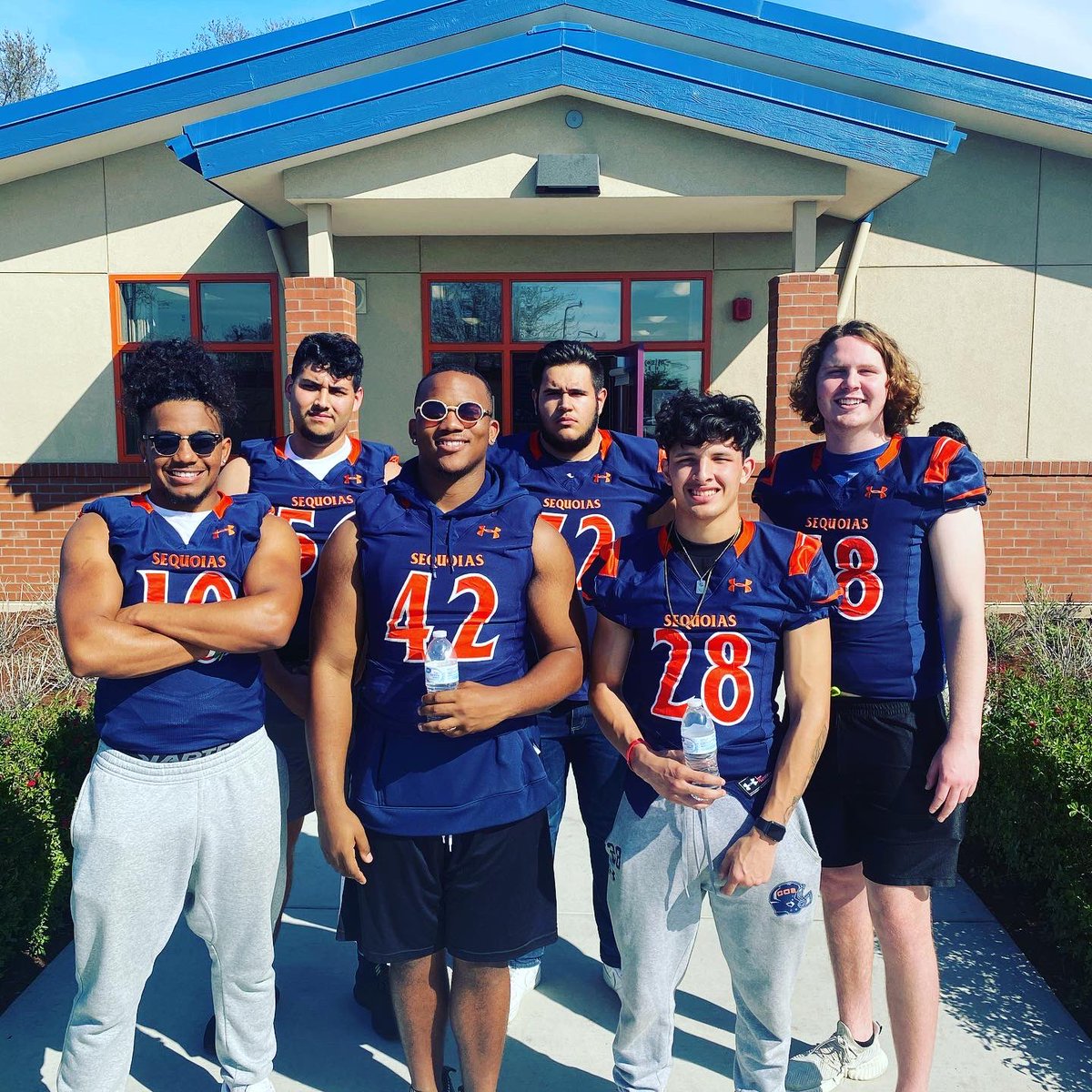 COSGIANTS_FB's tweet photo. Huge thank you to Goshen Elementary for having us on Read Across America Week! #GiantsInTheCommunity #ReadAcrossAmericaWeek https://t.co/DPzWuQPp0X