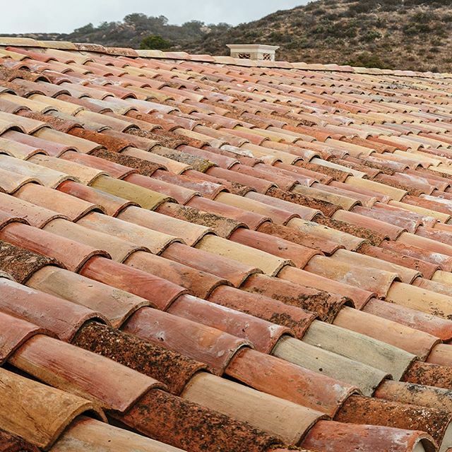 ExSurfaces's tweet photo. Our handmade Reclaimed Terra Cotta roof tiles are over a century old and create a breathtakingly rustic, antique aesthetic. Link in bio.

#exquisitesurfaces #luxury #lifestyle #luxurydecor #terracotta #rooftiles #roof #homedesign #tiles #decor #exterior #homedecor https://t.co/WTBoD8gq25