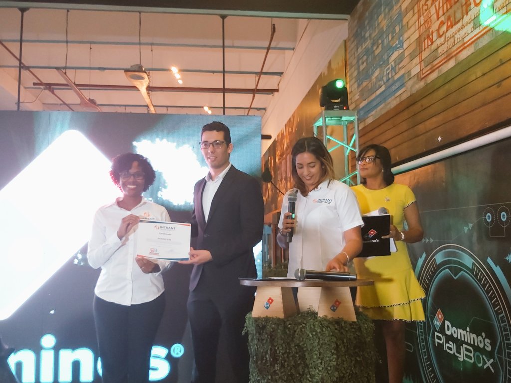 rdfluye's tweet photo. Rosanna Ofelia Ferreras Méndez y Laura Martínez del departamento 
de gestión e implementación de proyectos del @intrant_rd felicitaron las buenas prácticas de @DominosRD para promover la #MovilidadSostenible. Ofrecieron un reconocimiento formal a la compañía. #DominosSostenible https://t.co/BURFUUVQPc