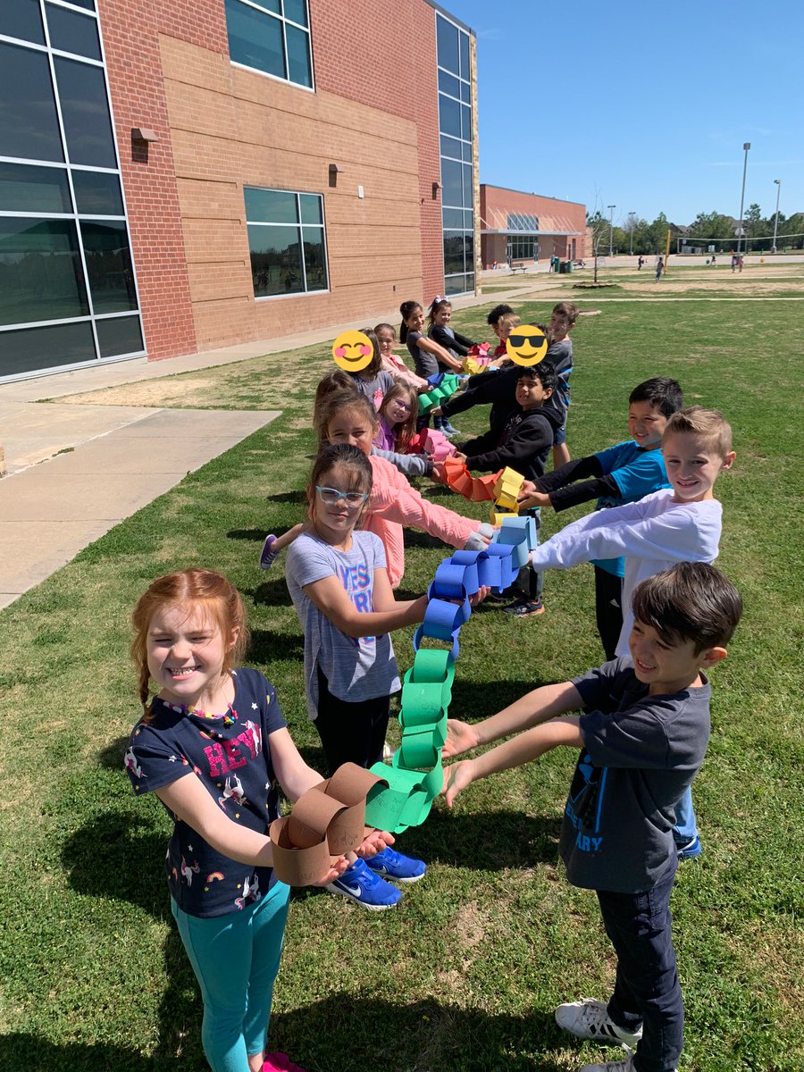 MrsBarcus's tweet photo. This week we kept track of how many books we read by using strips of paper to make a chain! We skip counted by tens and we read...154 BOOKS🥳 #ReadAcrossAmericaWeek @popepanthers @popereads https://t.co/5sCfRCpf2S