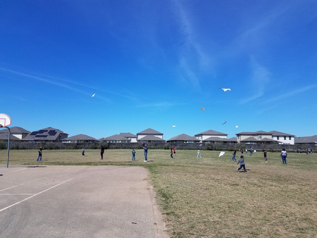 NISDCarnahan's tweet photo. Our annual Kite Day was a success! We couldn't have asked for better weather the last two days. Thank you @CoachWalderman and Coach Novak for leading this. #CarnahanTribe #RootedCarnahan #GoPublic https://t.co/fvHiDs1iMK