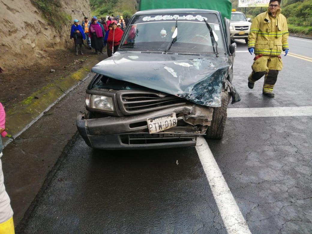 El día de hoy  nos despacha #ECU911  a un accidente de transito en el sector del puente de #Mocha, donde al llegar se atiende a una paciente sexo femenino de 40 años de edad la misma quien presentaba un trauma pélvico por lo cual se le traslada hacia el H.B.#Quero #BomberosMocha
