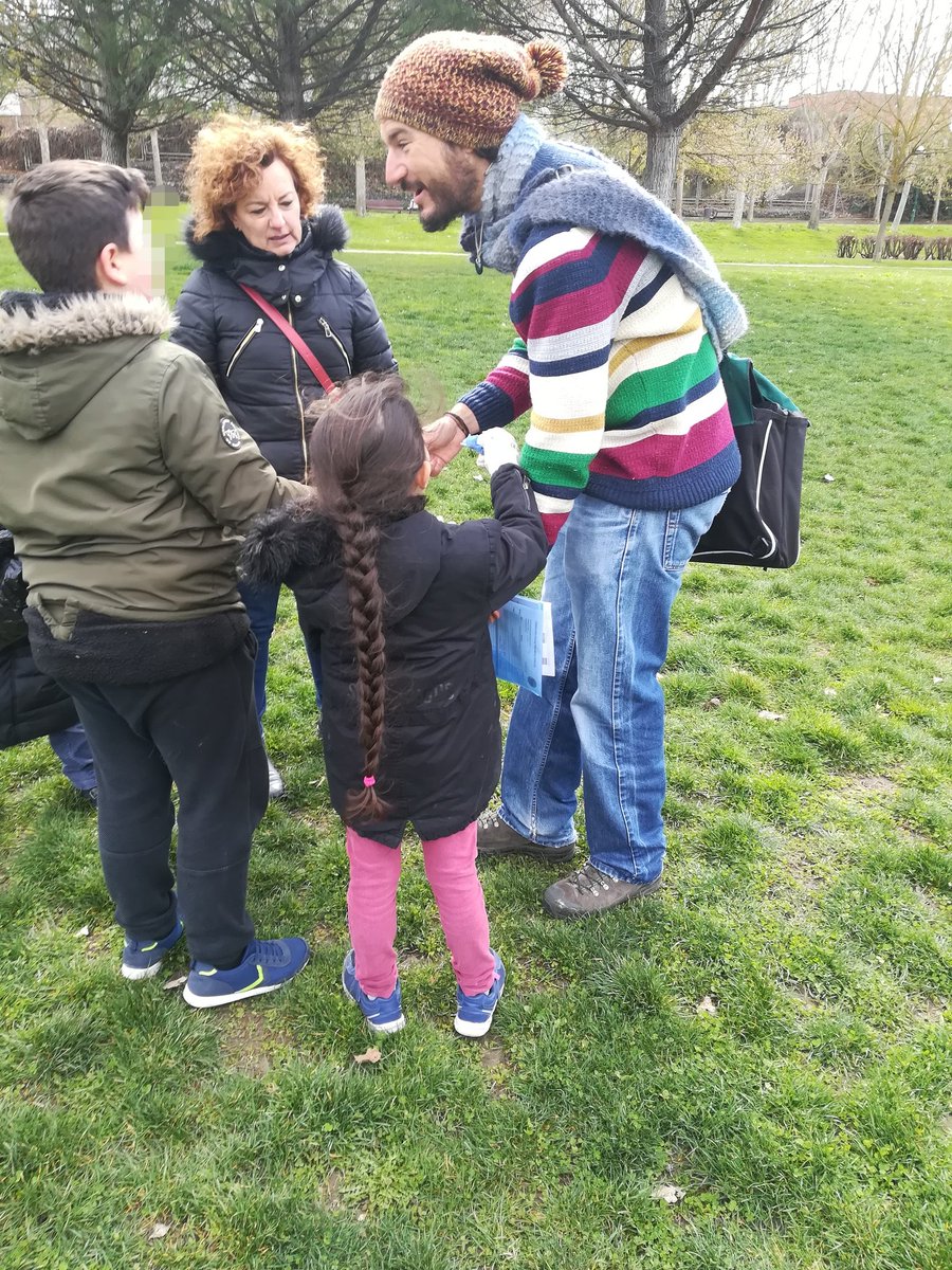 SorayaBuey's tweet photo. Nuestro proyecto "La Ciudad de los niños" no para, hoy #Aulaslibera y Daniel Boyano nos ayudan a limpiar la basura del río Esgueva, además plantamos un árbol, colgamos casitas para pájaros hechas con bricks por los niños. @ecoembes_com @urbangreenUP @mariatuitea #CentrosEducacyl https://t.co/AgNWmWVgqz