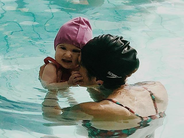 manuelaalecio's tweet photo. A emoção do primeiro dia de natação da Oli e a  minha volta à piscina 🏊🏻‍♀️ depois de 6 meses 👶🏻💙 #natacao #natacaoparabebes #crescendorapido https://t.co/Qsw2aeKsWc https://t.co/ktFESoUM7w