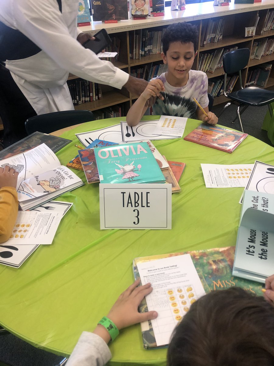 📚 Welcome to Starbooks!! Students had a great time previewing new books in our library! 📚